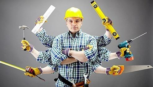 Engenheiro com vários braços e ferramentas